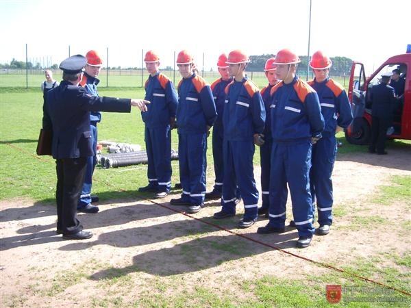 Bild 1 von 15 Antreten zur ersten &Uuml;bung: L&ouml;schangriffDiese &Uuml;bung ist fast identisch mit dem Leistungsabzeichen "Die Gruppe im L&ouml;scheinsatz" nur das es hier keine Zeitbeschr&auml;nkung gibt.