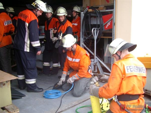 Bild 3 von 19 2. Einsatz: Gefahrgutunfall beim Batterienh&auml;ndler - Ein leckgeschlagenes Fass mit S&auml;ure musste abgedichtet werden und eine Person von einem umgefallenen Ger&uuml;st befreit werden. Auf dem Foto werden gerade Hebe- und Leckdichtkissen vorbereitet.