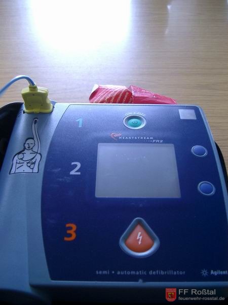 Bild 3 von 9 Einer der verwendeten Fr&uuml;hdefibrillatoren in Gro&szlig;aufnahme