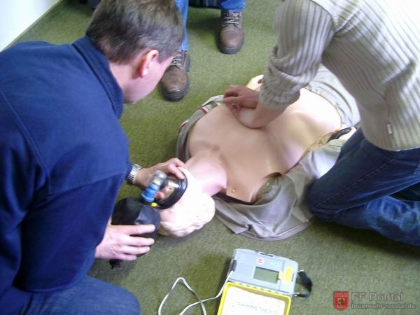 Bild 5 von 9 Wiederbelebungsma&szlig;nahmen und anschlie&szlig;ende Anwendung des Fr&uuml;hdefibrillators