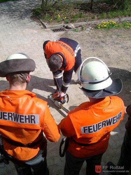 Bild 18 von 22 Einer der Ausbilder zeigt die Bedienung der Motors&auml;ge.