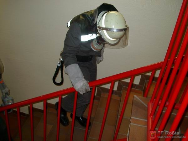 Bild 2 von 23 Beim vorgehen unter Atemschutz m&uuml;ssen Treppen r&uuml;ckw&auml;rts gegangen werden. Das mindert die Sturzgefahr. Jetzt kanns dann aber losgehen mit joggen, doch...