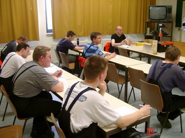 Bild 15 von 15 Vor der theoretischen Pr&uuml;fung.