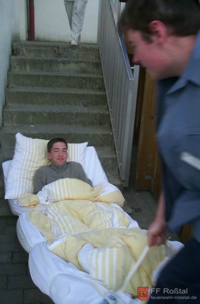 Bild 2 von 18 Die ersten Personen wurden durch die Heimmitarbeiter nach drau&szlig;en gebracht. Hier mittels neuartiger Matrazenrettung.