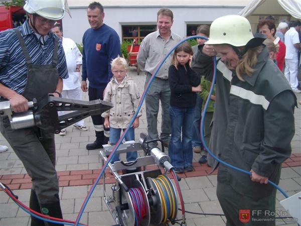 Bild 2 von 10 Einweisung in die Bedienung des Spreizers, der zum "Technischen Eierlauf" ben&ouml;tigt wird.