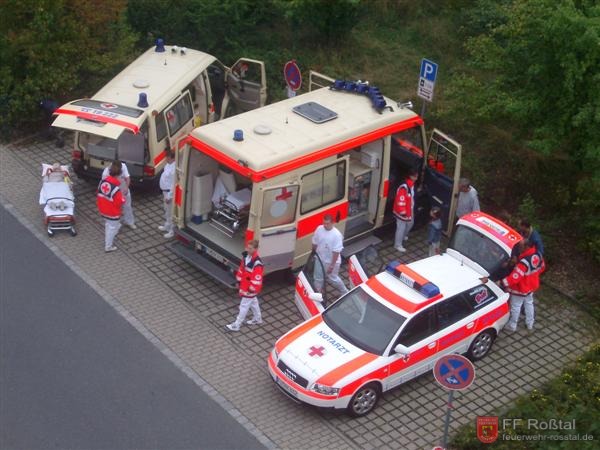 Bild 6 von 15 Die BRK Bereitschaft Ro&szlig;tal mit ihrem Krankenwagen (links) sowie ein Rettungswagen und ein Notarztfahrzeug des BRK Kreisverbands F&uuml;rth.