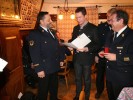 Landrat Dießl ehrt KBI Rudi Höfler (links) für ...
  