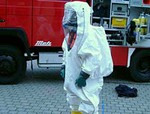 Ein Atemschutzgeräteträger im Chemieschutzanzug